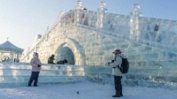 人民网评冰雪大世界：面对游客不满 