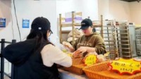 当年轻人涌入2元面包店 一天卖出800个现烤面包