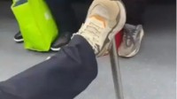 素质提升站：大爷在地铁暖男的攻势下默默撤回一只脚
