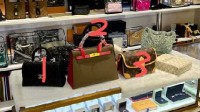 女子花60多万找闺蜜代购5只包是假的 损失40多万元