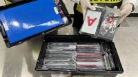 男子轮椅夹藏108部手机入境被抓 因螺丝没拧紧被发现