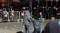 跨年无人机表演取消主办方下跪道歉 游客：都得跪下