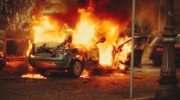 法国跨年夜保留节目烧汽车 745辆车被烧389人被逮捕