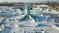 直升机载小金豆俯瞰冰雪大世界 网友：把游客宠上天