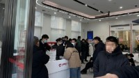 龙年纪念币兑换首日银行排长队！已价格翻倍