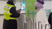 女孩着动漫装乘地铁被安检员拦下 上海地铁回应