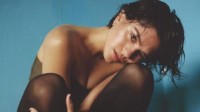“超女”萨莎·卡莱杂志美照 深V黑丝大秀好身材