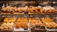 2023年超10万家烘焙店倒下：两元面包店开始崛起