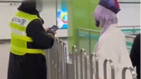 上海地铁回应女孩动漫装被拦下：头顶符咒或引误解