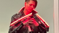 硬核Coser自制《2077》螳螂刀：红色光刃超炫酷！