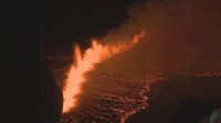 冰岛一小镇地面裂开喷出岩浆 两栋房屋被烧毁