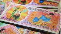 魔法攻击才有用！大妈跳广场舞扰民小伙撒冥币驱赶