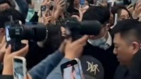 王俊凯机场怒怼代拍：你们有没有点公德心