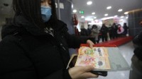 上海暂停龙年纪念币纪念钞兑 有人已排队27小时
