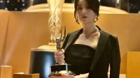中国90后设计师获艾美奖 脚踩高跟鞋懵懂领奖