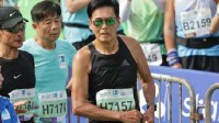68岁周润发香港半马刷新最好成绩 目标成为“阿甘”跑遍全世界