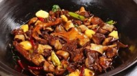 哈尔滨美食铁锅炖大鹅被带火 大鹅：我有点想法