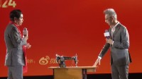 波司登董事长现场演示踩缝纫机：我就是裁缝出身