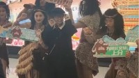 听劝！湖北真把神农架野人请来接机搬行李