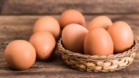 鸡蛋上最脏的东西可能被你吃了 不建议清洗后放冰箱