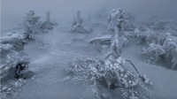 寂静岭既视感！男子独自上山看雪发现奇景：越走越慌