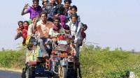 印度发生车祸：载有15人三轮车遭追尾