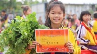 小学生凭实力收获“年终奖”：1600斤粮蔬