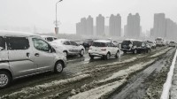 不少返乡人因大雪困湖北高速：电动车纷纷趴窝