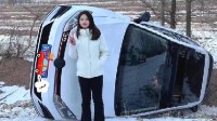00后女司机雪天翻车后淡定自拍 人没事就不是事儿