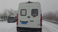 湖北暴雪 女生开放房车厕所给堵在高速的人