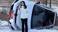 00后女司机雪天翻车后淡定自拍 本人回应被网友狂赞