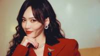 唐嫣春晚造型梦回汪小姐：红色大衣高跟气质撩人