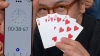 刘谦纸牌魔术登热搜 网友：他真的会魔法！