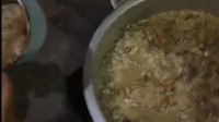离谱！四人喝醉错把猪食当粥 吃饱发现无任何不适