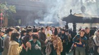 灵隐寺半夜排队人挤人 来寺庙的年轻人多到爆