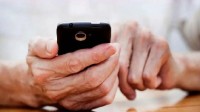 农村老人沉迷刷APP挣钱 7小时每天挣2块钱