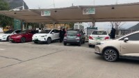 自驾高峰期 多地现新能源车充电排队