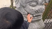 小孩从石狮嘴里拿出圆球放不回去：网友支招愈发离谱