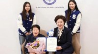韩国83岁奶奶考入大学：成最老高考生 和孙女成校友