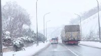 秦岭不愧是南北分界线：一边树木繁茂 一边冰雪世界