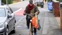 德国80岁百万富翁在捡垃圾：人们太浪费了