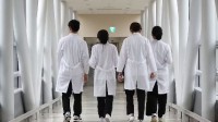 韩国近万名医生请辞 韩媒：矛盾激化患者遭殃