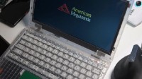 执着黑客解锁监狱透明外壳笔电 冲破限制终获自由