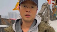 演员王迅怒批古城墙刻字行为:能留名的只能是建造者 