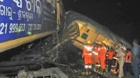 印度火车司机沉迷看球致列车相撞：14死50多人伤