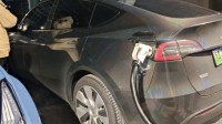 住老小区能不能买电车？车主偷摸飞线充电被多次举报