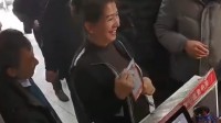 女子刮彩票中一辆车没发现扭头就走 老板急忙喊住