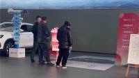因比亚迪4S店展车都被抢光 有顾客在店里看图买车