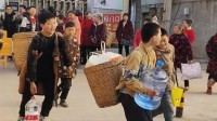 学生带锅碗瓢盆野炊引春游怀旧潮 网友：童年唤醒了