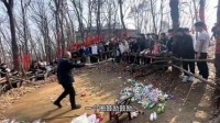 大爷在山顶摆摊套圈 仨空瓶换一个圈 网友：双赢！